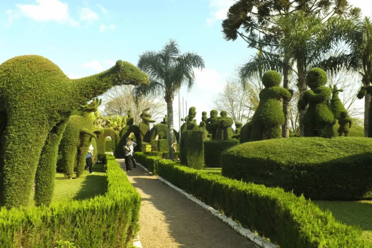 Rua histórica com guia explicando arquitetura a pequeno grupo, roteiro cultural Home Turismo.