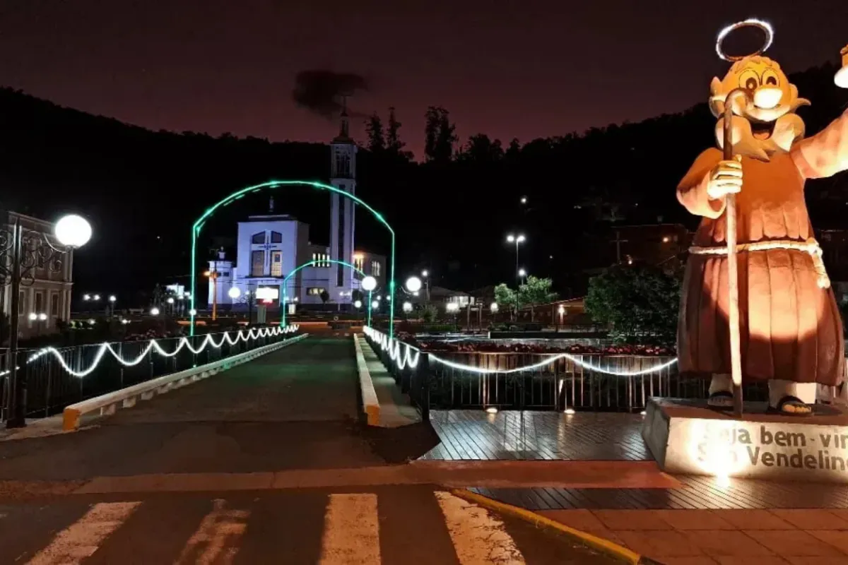 Rua histórica com guia explicando arquitetura a pequeno grupo, roteiro cultural Home Turismo.