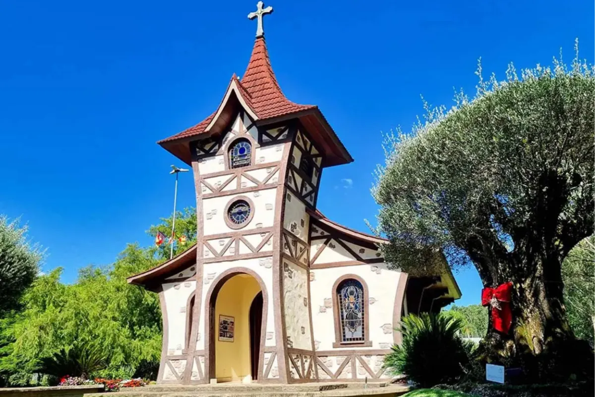 Rua histórica com guia explicando arquitetura a pequeno grupo, roteiro cultural Home Turismo.