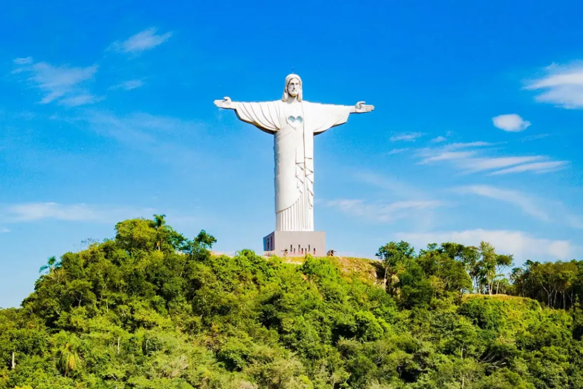 Rua histórica com guia explicando arquitetura a pequeno grupo, roteiro cultural Home Turismo.
