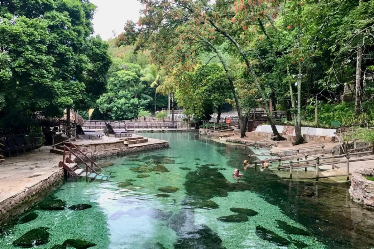 Rua histórica com guia explicando arquitetura a pequeno grupo, roteiro cultural Home Turismo.