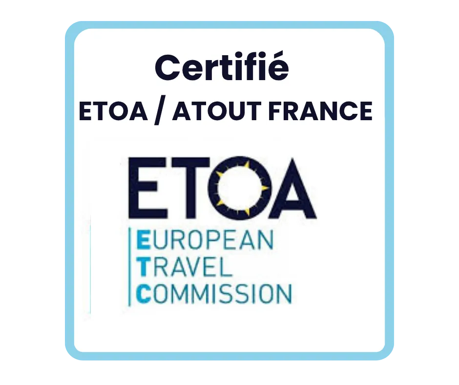 Badge de certification ETOA / ATOUT FRANCE – Membre de la European Travel Commission, garantissant la fiabilité et la conformité aux normes du tourisme européen.