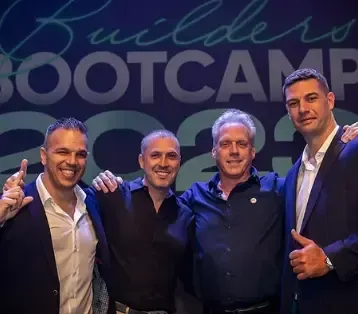 Les leaders de MWR Life réunis sur scène lors du Builders Bootcamp 2023 : Nuno Cação (VP of Strategy), Yoni Ashurov (fondateur et CEO), Eric Aubin (Vice-président Europe) et Ilian Evtimov (VP International). Une photo qui incarne le dynamisme et la réussite du marketing relationnel.