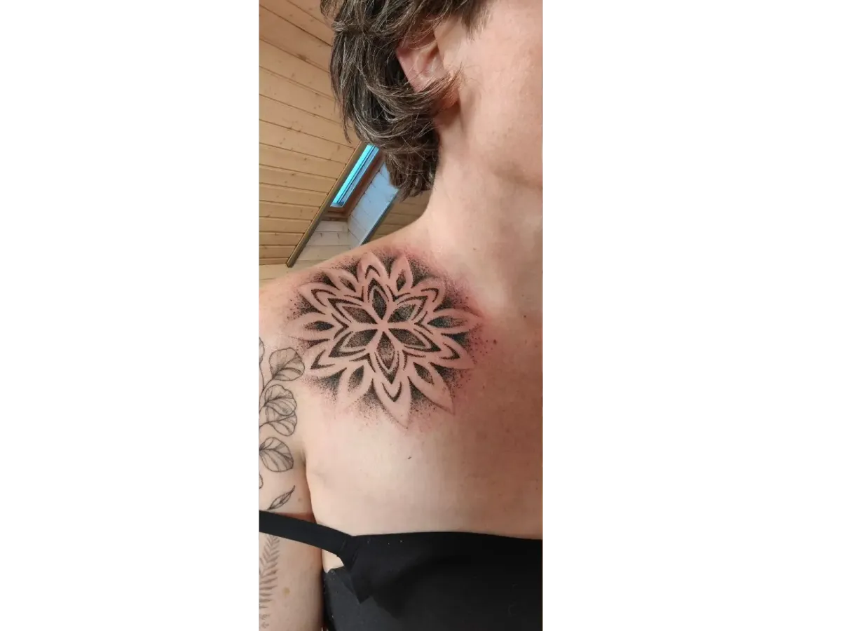 Tatouage mandala géométrique en dotwork sur l’épaule et le haut de la poitrine d’une femme – Magic Tattoo Ink
