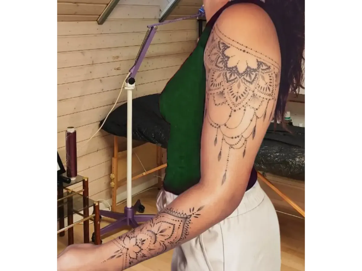 Tatouage mandala ornemental sur bras et avant-bras en style fineline avec motifs géométriques et floraux – Magic Tattoo Ink