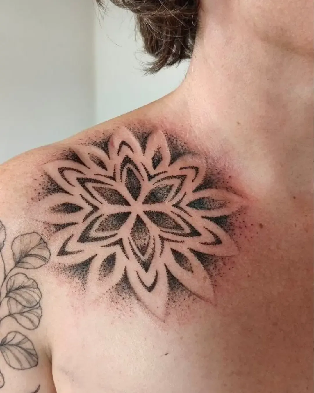 Tatouage mandala floral en dotwork sur l’épaule – design géométrique et spirituel, symbole d’harmonie et d’équilibre, réalisé par Magic Ink à Fribourg.