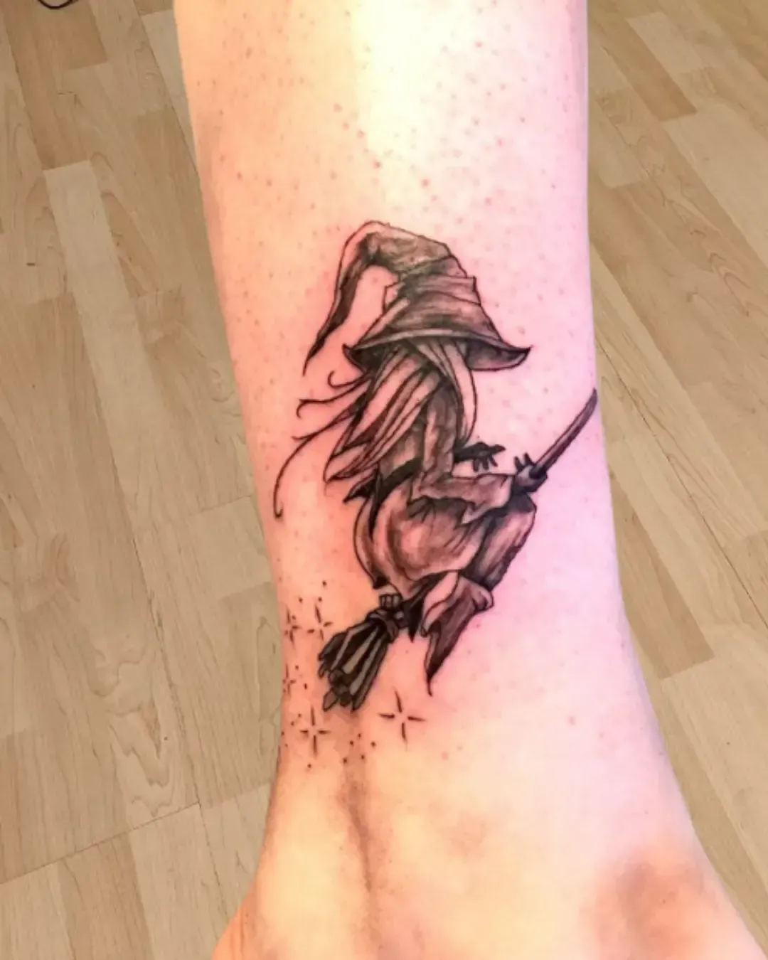 Tatouage d’une sorcière mystérieuse chevauchant son balai, encré avec un style ombré et fluide. 🎩✨ Le chapeau pointu, la cape virevoltante et les petites étincelles ajoutent une touche de magie et de mouvement à ce dessin plein de caractère. Un motif idéal pour les amateurs d’univers mystiques et féeriques. Réalisé par Magic Tattoo Ink à Fribourg.