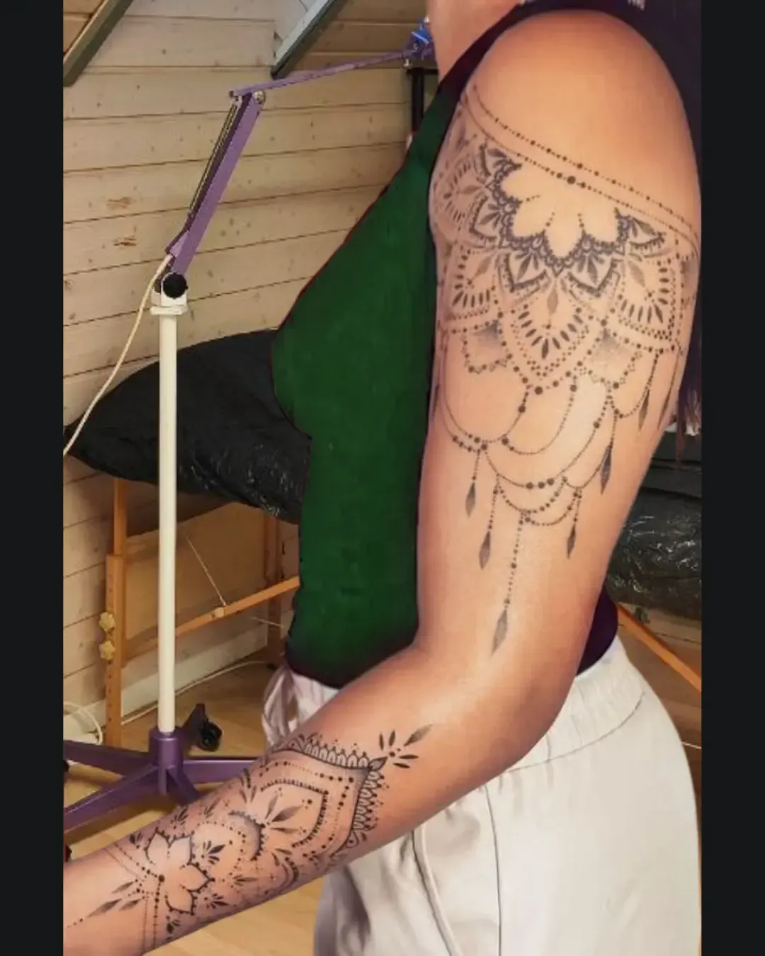 Tatouage mandala ornemental en dotwork sur le bras et l’avant-bras – motifs géométriques et floraux, symbole d’harmonie et de spiritualité, réalisé par Magic Ink à Fribourg.