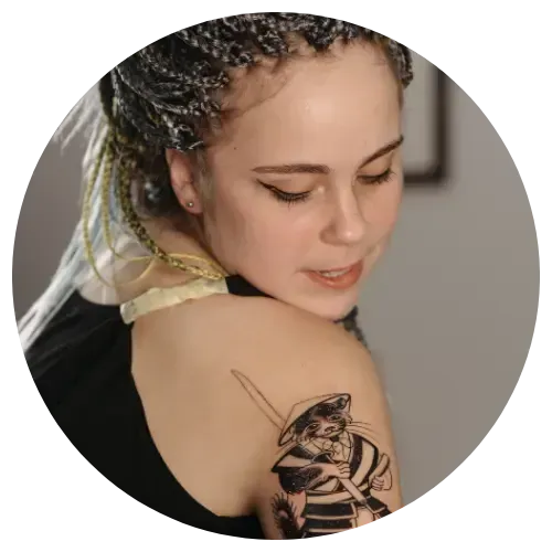 Photo de Nicole R., cliente de Magic Tattoo Ink, témoignage sur un tatouage personnalisé après un flash en festival, valorisant l’écoute et la créativité de Maya