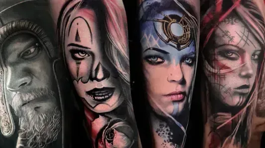 Tatouages réalistes et colorés de portraits sur le bras – guerrier viking, femme clown, personnage fantasy et visage en style sketch.