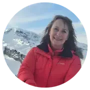 Portrait d’Antje H., coach accompagnée par Annemarie Andrey, témoignant de son évolution professionnelle, de sa confiance renforcée et de son alignement grâce à un accompagnement stratégique personnalisé.