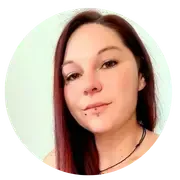 Portrait d’Amélia R., participante accompagnée par Annemarie Andrey, exprimant sa progression en confiance, visibilité digitale et compréhension des outils numériques grâce à un accompagnement clair et motivant.