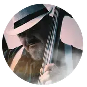 Portrait d’Erwin K., client accompagné par Annemarie Andrey, partageant son expérience sur les opportunités en voyage, bien-être et liberté financière basées sur l’authenticité et des solutions concrètes.