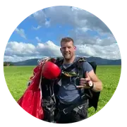 Portrait de Jérôme R., client accompagné par Annemarie Andrey, partageant son témoignage sur des opportunités concrètes dans le voyage, le bien-être et la liberté financière grâce à un accompagnement authentique.