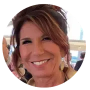 Portrait de Gisèle M., participante aux formations d’Annemarie Andrey, soulignant la clarté pédagogique, les stratégies applicables immédiatement et l’impact positif sur son développement personnel et professionnel.