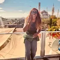Kundentestimonial von Léontine Kouoh über ihre unvergessliche Travel Advantage Erfahrung in Katar und internationale Reisebegegnungen