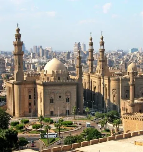 Vue panoramique du centre-ville du Caire, avec ses mosquées historiques et l'architecture majestueuse, représentant le mélange unique de modernité et de tradition de la capitale égyptienne.