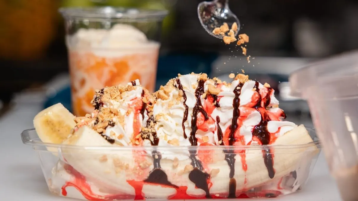 Selección de frutas tropicales frescas cortadas como mango sandia y toppings dulces