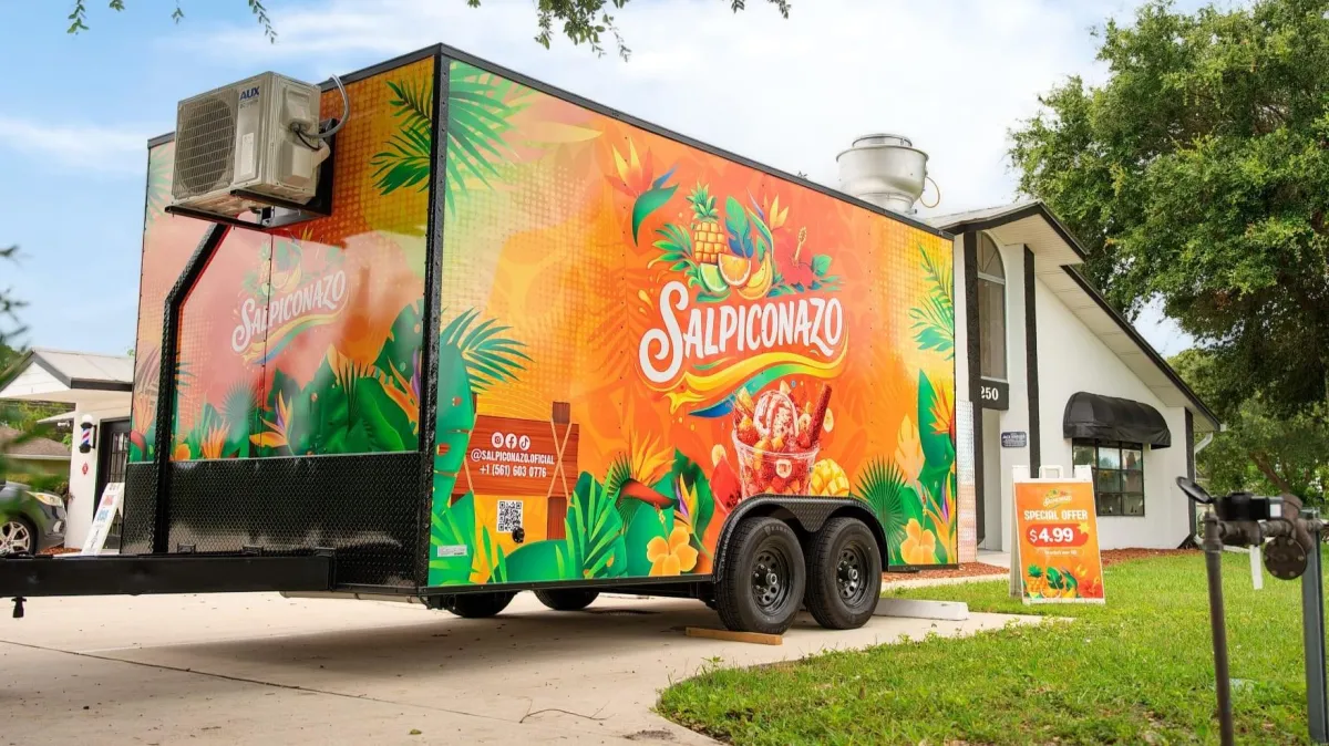 Food trailer tropical de Salpiconazo en Port St Lucie con ambiente festivo y colorido