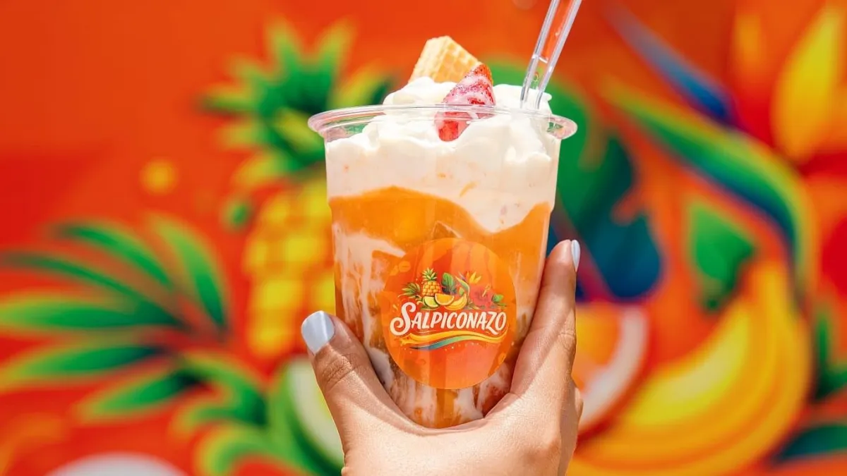 Vaso rebosante de salpicón colombiano fresco servido con helado y frutas mixtas