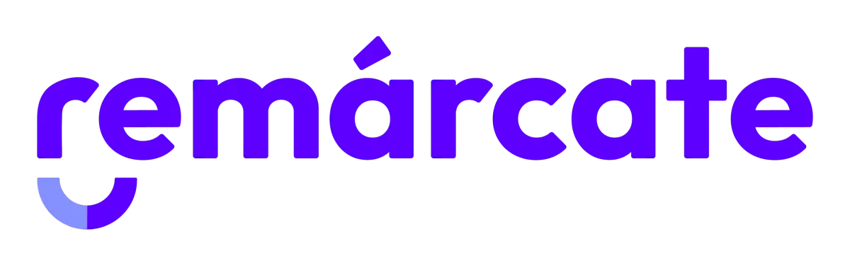 Logotipo de Remárcate, empresa enfocada en marketing dental, con texto en color púrpura y elementos gráficos que representan empoderamiento y crecimiento para dentistas.