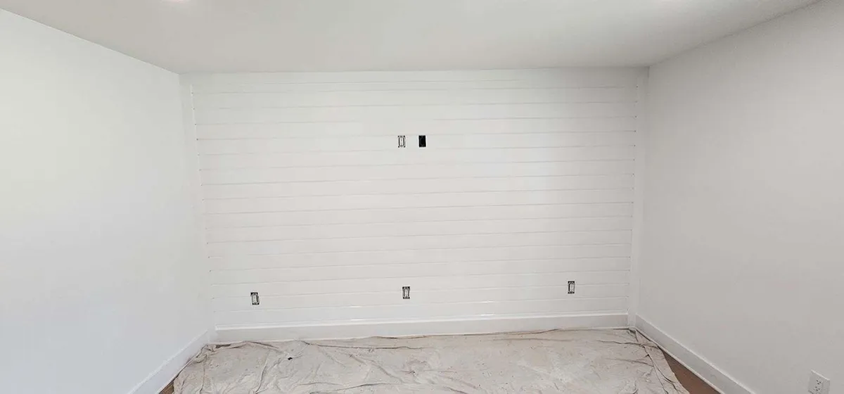 Empty room with new paint on walls and ceiling