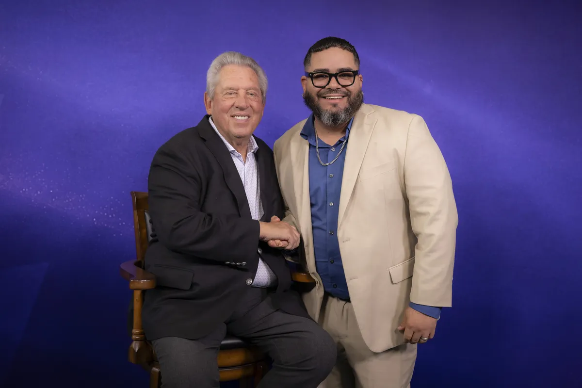 Luis González junto a John C. Maxwell