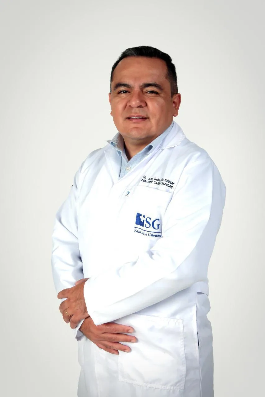 Retrato profesional del cirujano en el consultorio