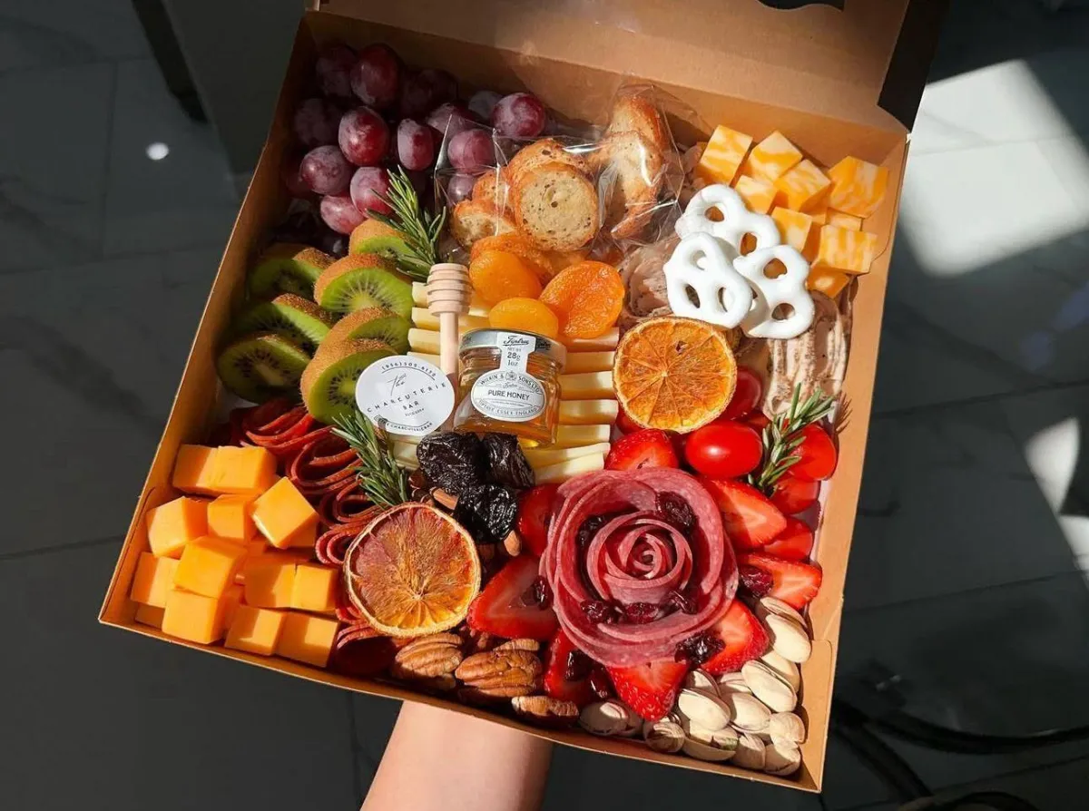 Medium charcuterie box