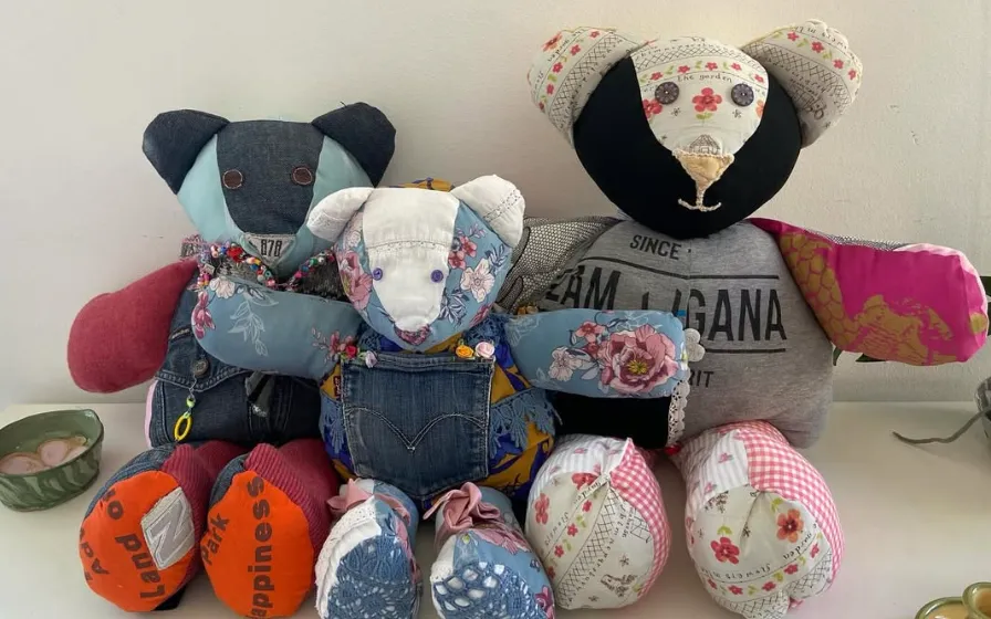 Grand nounours souvenir artisanal mis en scène