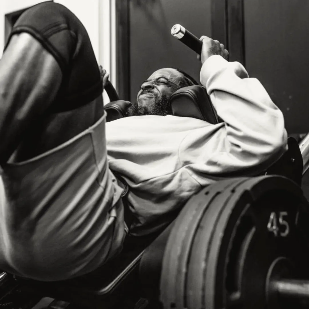 woman lifting black and gray barbell