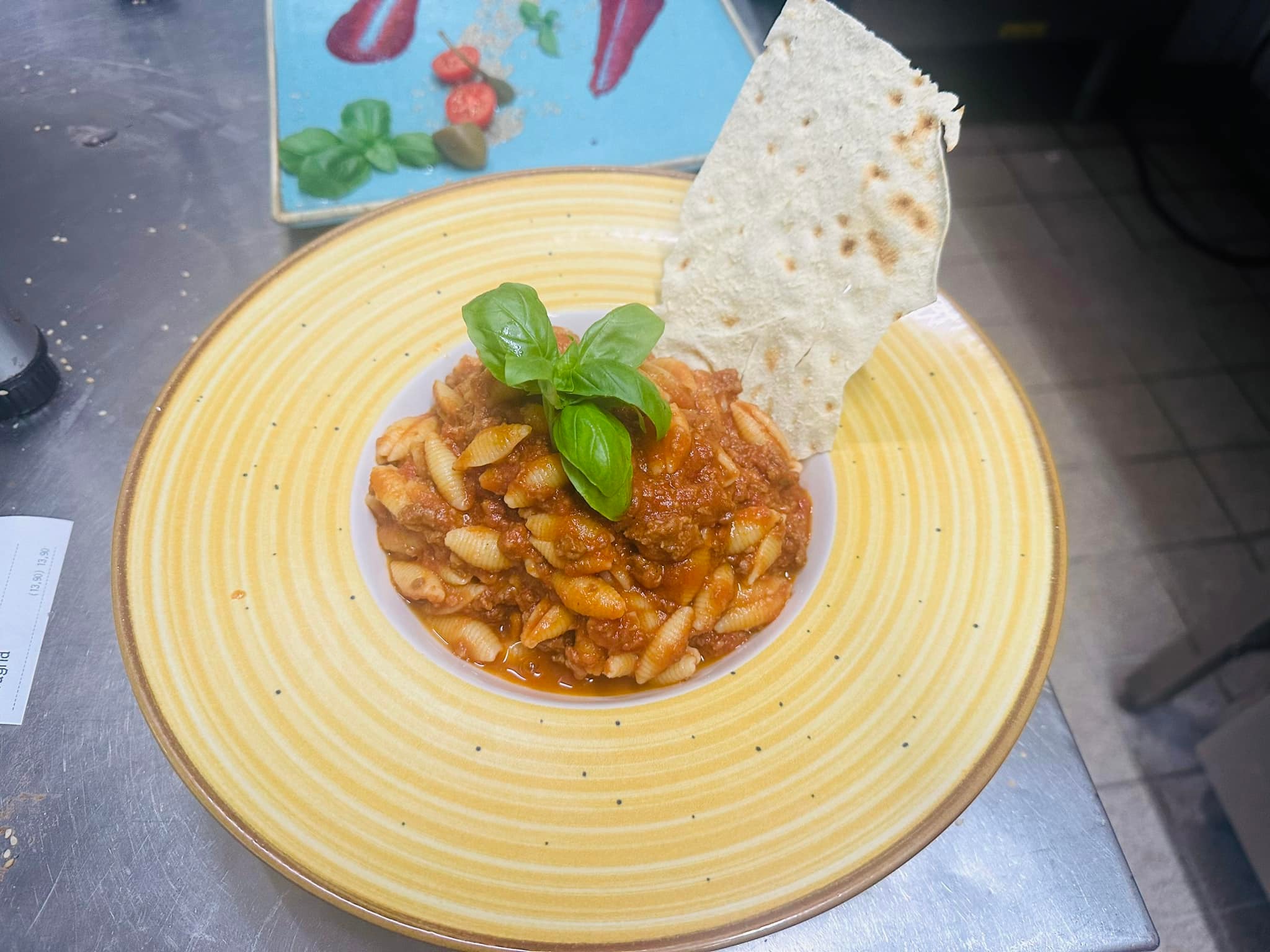 Italienische Holzofenpizza mit Basilikum und Mozzarella