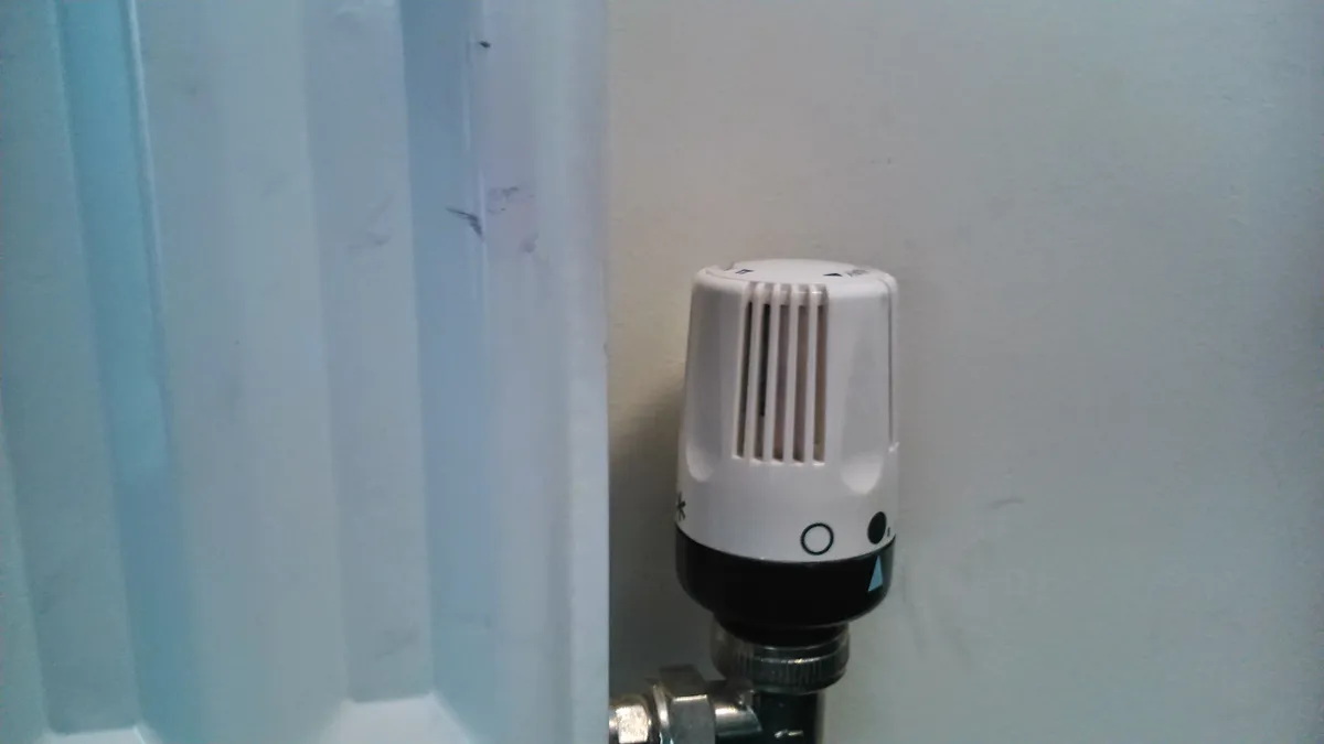 Illustrative photograph of a heating radiator and its temperature control.