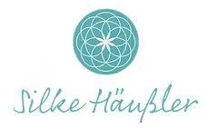 Logo Silke Häußler: rundes türkisfarbenes Ornament mit handschriftlichem Namenszug.