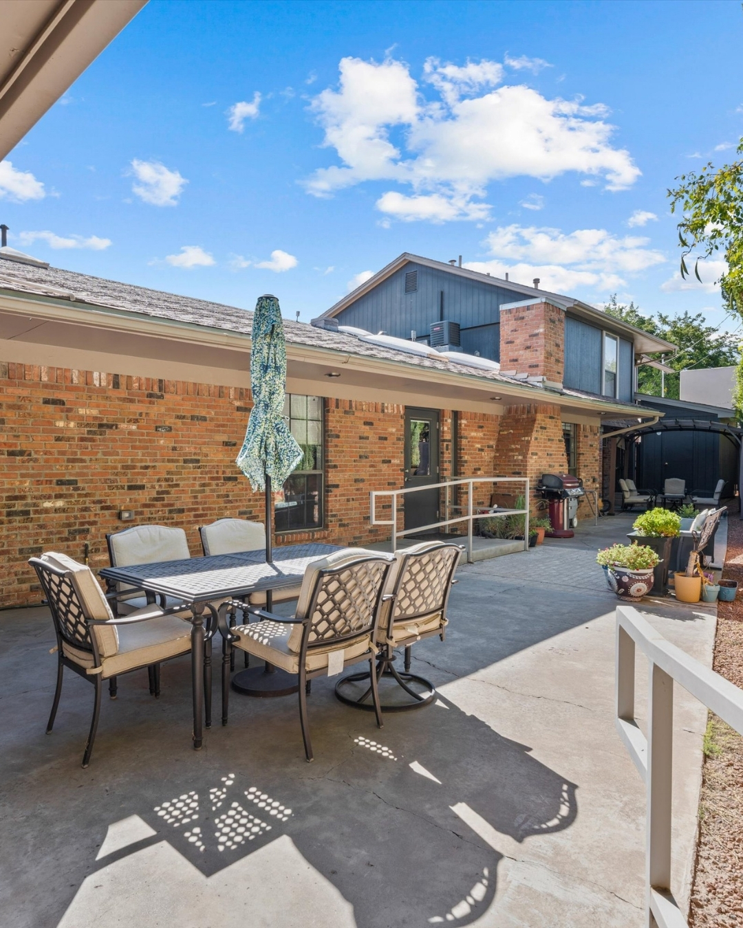 Outdoor patio and courtyard at 1711 Park Avenue SW in Albuquerque's Country Club area