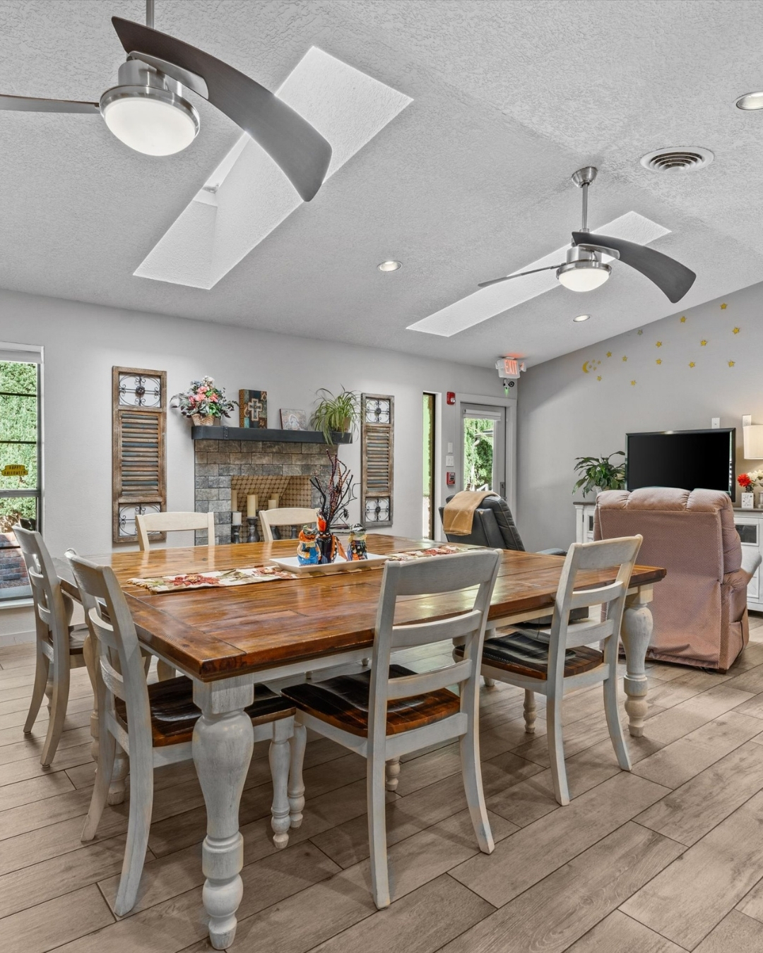 Shared living and dining area at 1711 Park Avenue SW assisted living property in Albuquerque