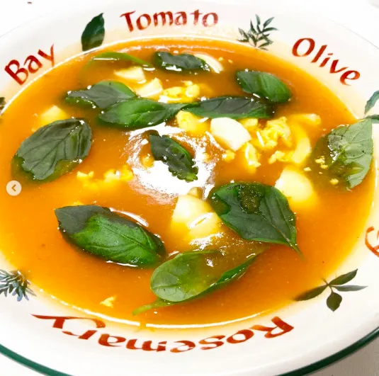 Sopa de tomate e manjericão