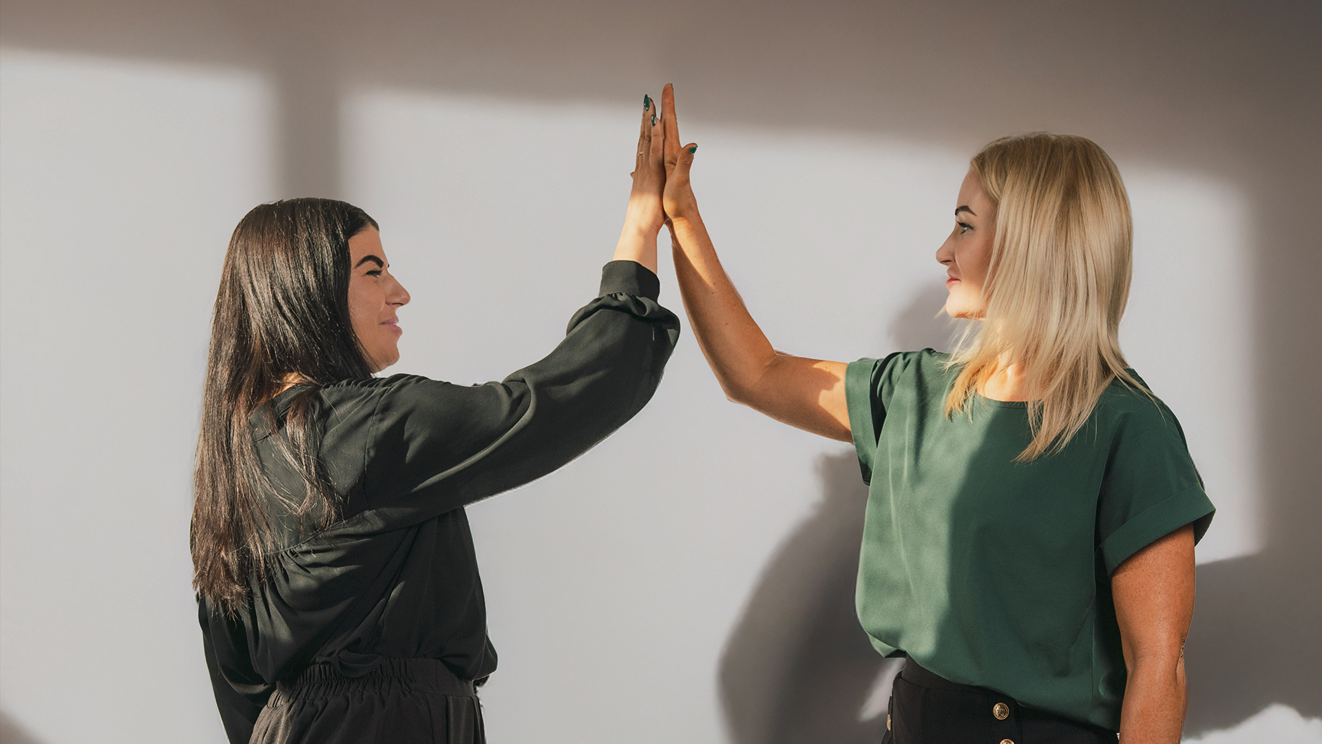 Illustration of HR advisor supporting managers