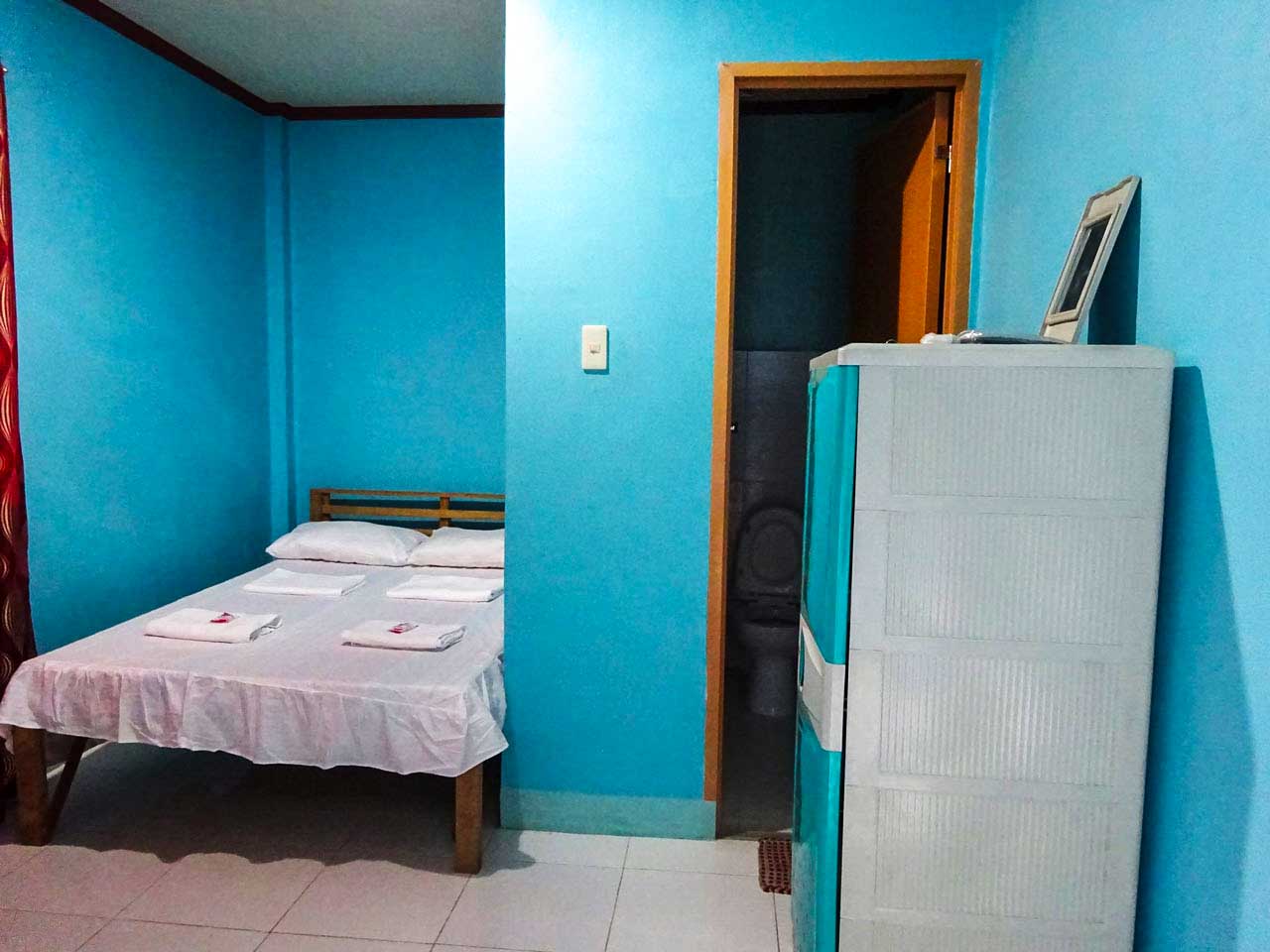 neat rooms with blanket