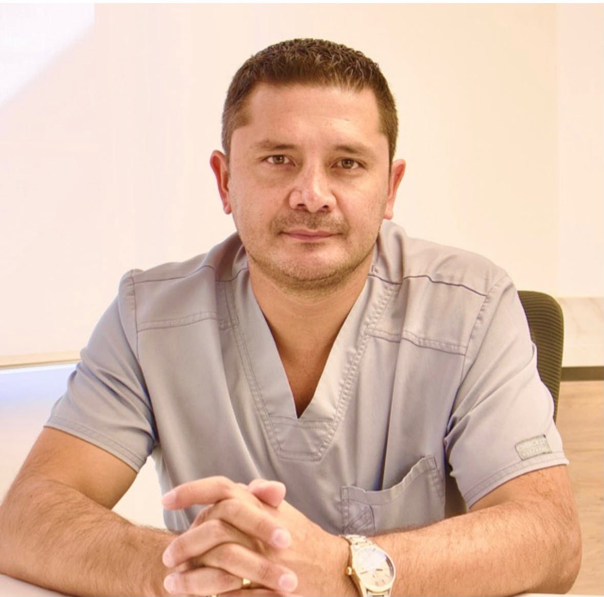 Retrato profesional del cirujano en el consultorio