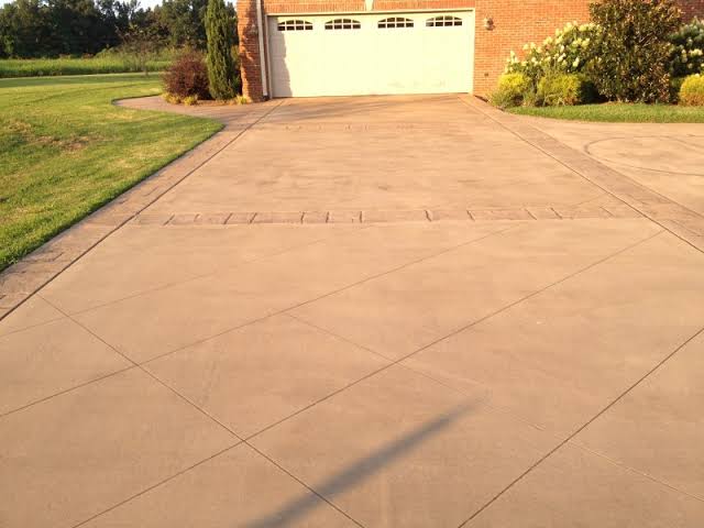 Boca Raton Concrete builds and installs driveways.