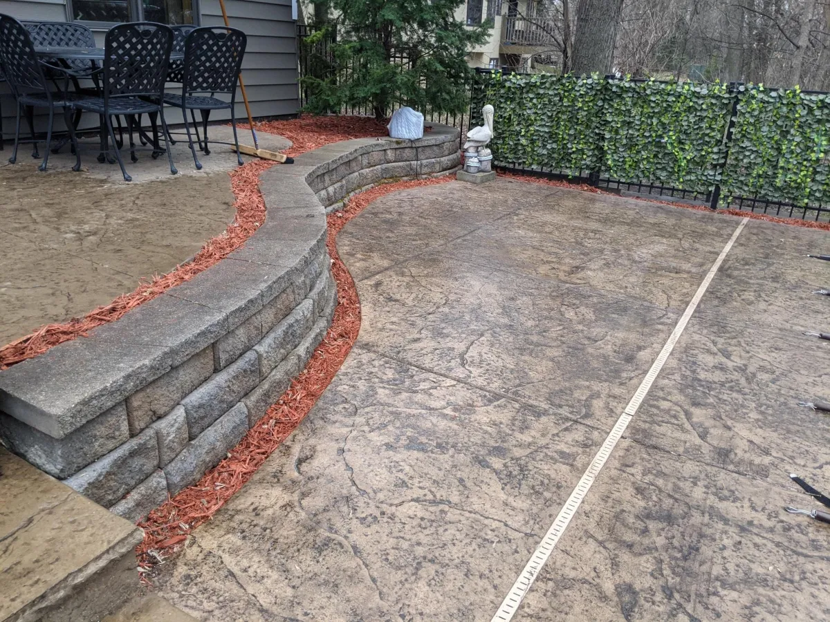 Large block retaining wall with drainage system installed