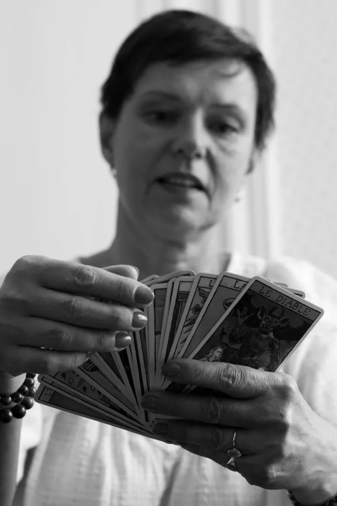 vero-qui-lit-ses-cartes