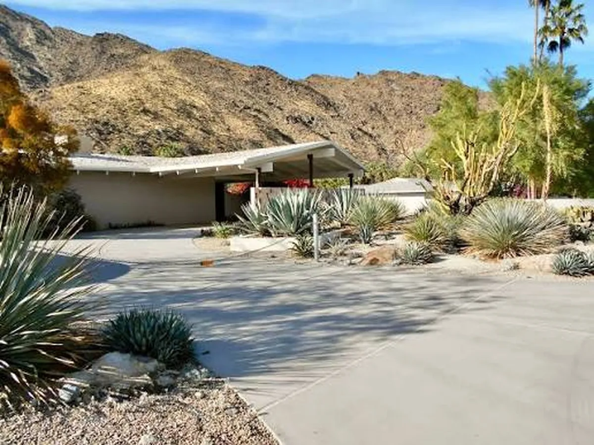 Palm Springs Concrete builds and installs driveways.
