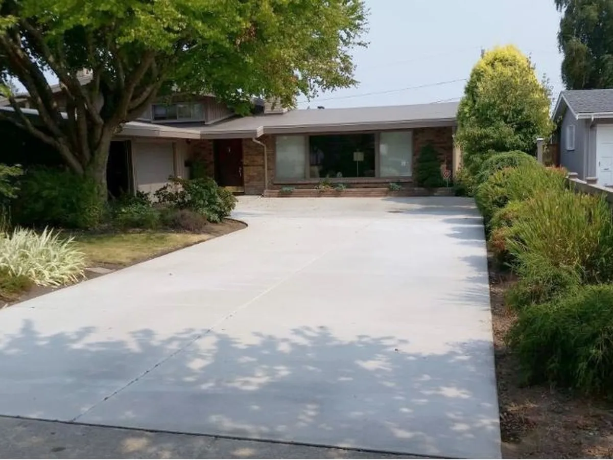 Palm Springs Concrete builds and installs driveways.