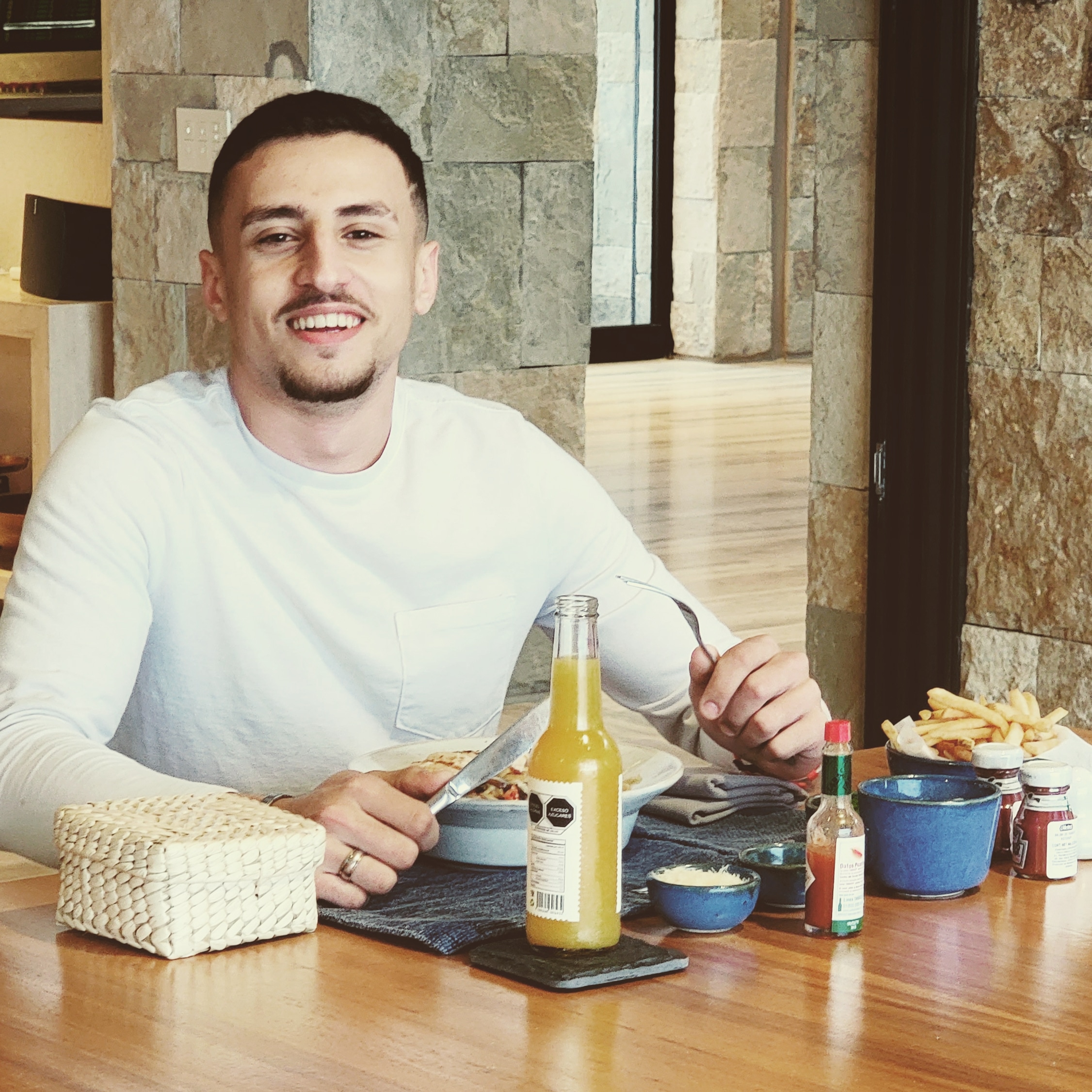 Mike T. Saleh is the owner of BuilersUSA.co - Custom Commercial and Retal signage and interiors - He worked in the real esate industry with the Kigs Estate in Miami, FL