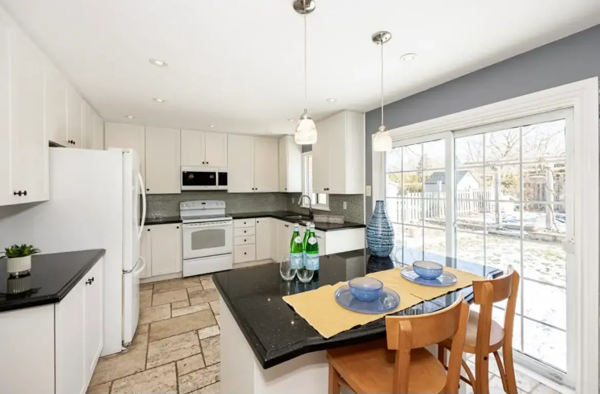 Professionally painted kitchen in a Richmond Hill home by Altona Painting