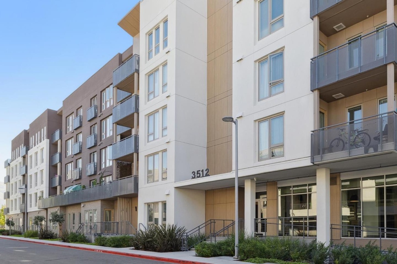 Modern and meticulously maintained, this nearly new 1BD/1BA condo offers contemporary living in Fremont’s premier Innovation Community