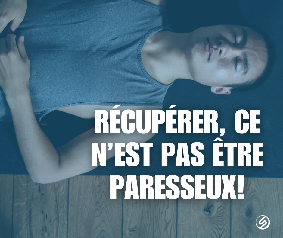 Un adulte de 30 ans et plus assis calmement après un entraînement, bouteille d’eau à la main, dans une ambiance lumineuse et apaisante, illustrant l’importance de la récupération pour progresser durablement.