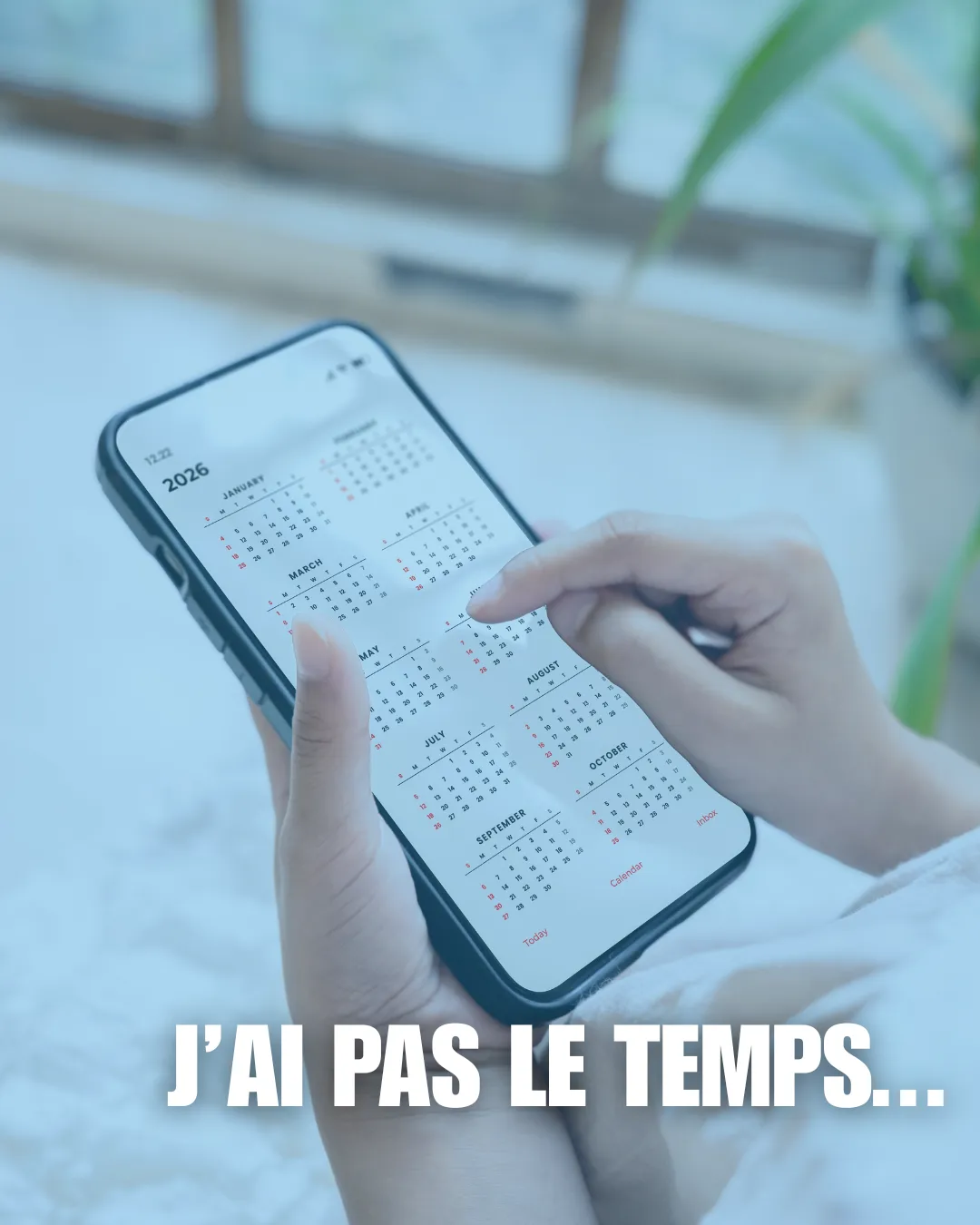 Un adulte en tenue d’entraînement regarde son horaire sur son téléphone avant une séance, illustrant la réalité de concilier santé, travail, famille et entraînement.